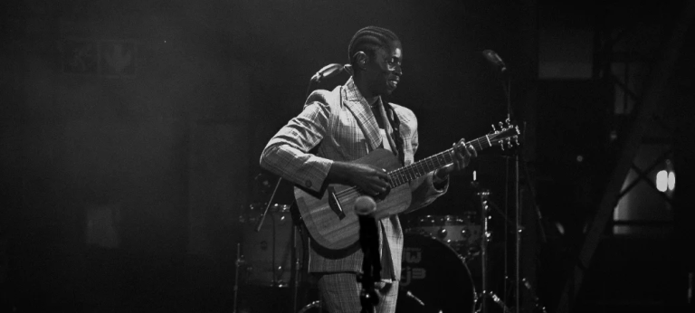 Bongeziwe Mabandla Brings Stillness to the Heart of Feastival at Cabo Bongeziwe Mabandla